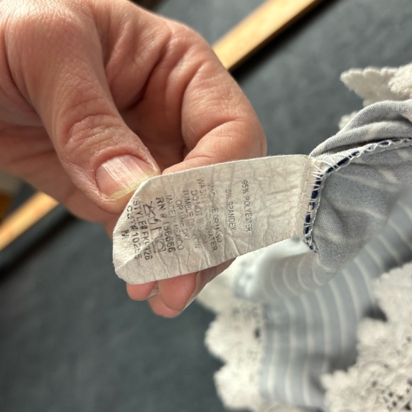 Free Kisses Blue and White Lace detail Short Sleeve Blouse Sz Med. - Picture 7 of 8